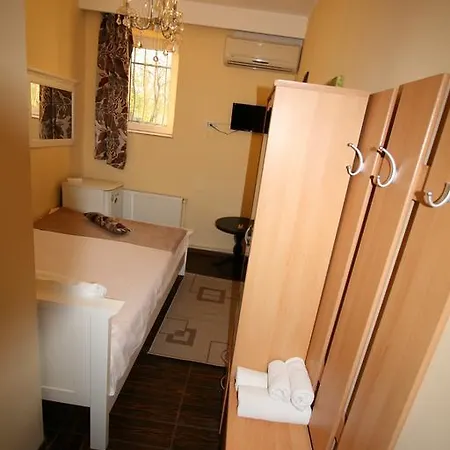 Hotel-hostel Mignon -private With Free Parking Pensiune