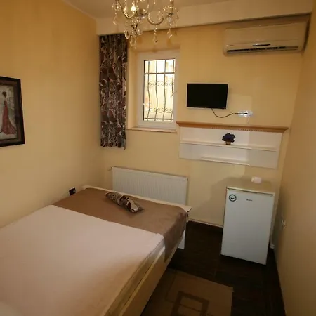 Hotel-hostel Mignon -private With Free Parking Pensiune